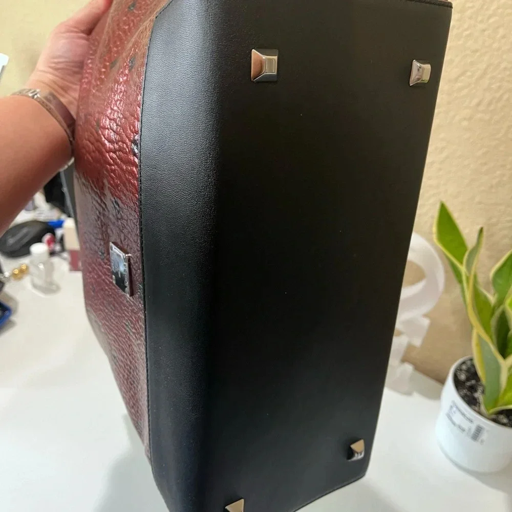 MCM Metallic Hobo - Picture 7 of 11